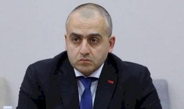 გიორგი გამსახურდია: ანუ, ზოდელავა იძახის, რომ ხელისუფლების დამხობის მცდელობა ყოფილა გულწრფელი პროტესტი და სიძულვილის ენა, მუქარა და ა.შ ყოფილა კრეატიული მესიჯები. ვკითხოთ ამ არსებას ერთი, 7 ნოემბერს და 26 მაისს, გაუგონარი სისასტიკით რომ გაუსწორდნენ მშვიდობიან ხალხს, იქ რა მესიჯები ჟღერდებოდა და საფრთხე სად იყო?