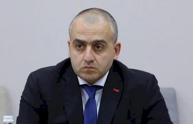 გიორგი გამსახურდია: ანუ, ზოდელავა იძახის, რომ ხელისუფლების დამხობის მცდელობა ყოფილა გულწრფელი პროტესტი და სიძულვილის ენა, მუქარა და ა.შ ყოფილა კრეატიული მესიჯები. ვკითხოთ ამ არსებას ერთი, 7 ნოემბერს და 26 მაისს, გაუგონარი სისასტიკით რომ გაუსწორდნენ მშვიდობიან ხალხს, იქ რა მესიჯები ჟღერდებოდა და საფრთხე სად იყო?