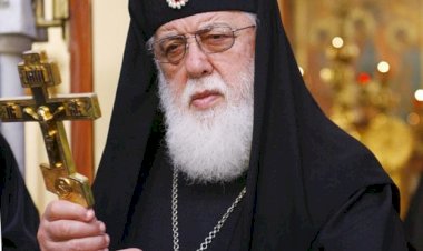 მის ხელს ვემთხვიე და დროში, გარემოში დავიკარგე