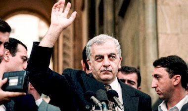 618 გვერდში ჩატეული გრიგორ სუნის აბრაკადაბრა საქართველოზე
