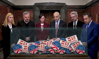აურზაური ლენინივით გაშოტილი „ნაცმოძრაობის“ გარშემო დამარხვა რომ არ ეღირსა